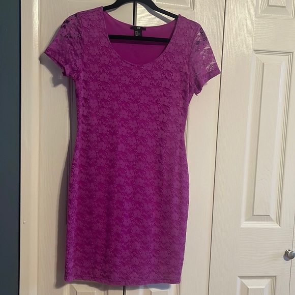 H&M short sleeve fitted lace overlay dress in purple size small - Picture 2 of 11